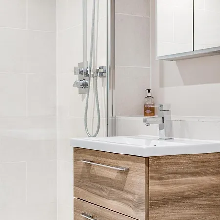 Homely 2 Beds Apt Up To 5 Guests-Wifi By Tent Serviced Apartments Chertsey Exterior photo