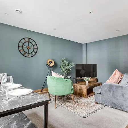 Homely 2 Beds Apt Up To 5 Guests-Wifi By Tent Serviced Apartments Chertsey Exterior photo