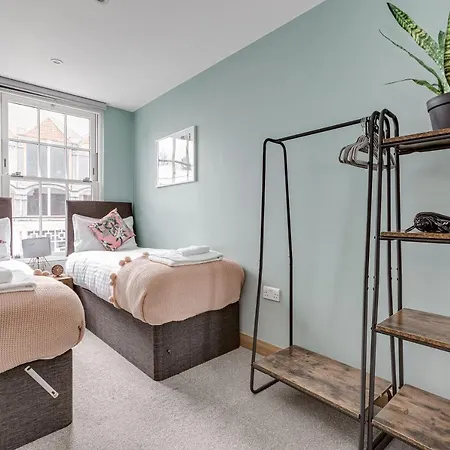 Homely 2 Beds Apt Up To 5 Guests-Wifi By Tent Serviced Apartments Chertsey Exterior photo