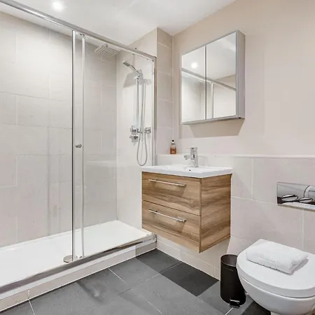 Homely 2 Beds Apt Up To 5 Guests-Wifi By Tent Serviced Apartments Chertsey Exterior photo